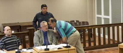 Daniel Bulacio (izq.) en el tribunal de Santiago del Estero.