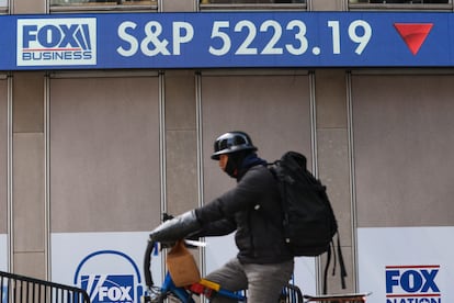 Una pantalla en el edificio News Corporation en Nueva York mostraba el jueves la caída de la Bolsa.