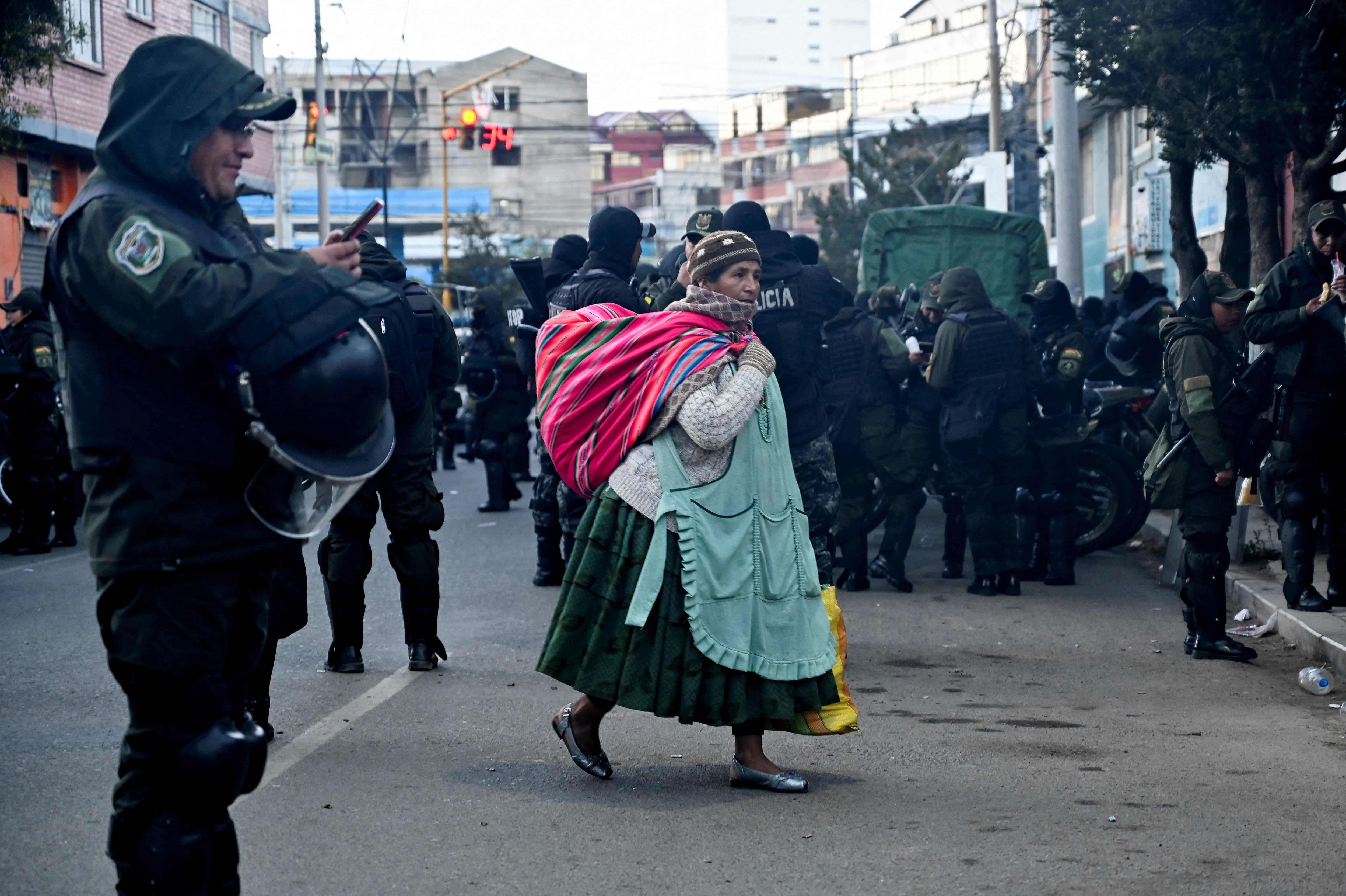 Paz decreta el estado de excepción en Bolivia horas después de firmar el acuerdo de pacificación