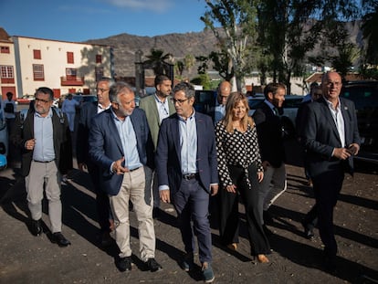 El ministro de la Presidencia, Félix Bolaños (ene el centro), y el presidente de Canarias, Ángel Víctor Torres (a la izquierda) llegan a la reunión de la Comisión Mixta para la Reconstrucción, Recuperación y Apoyo a la isla de La Palma, este lunes.