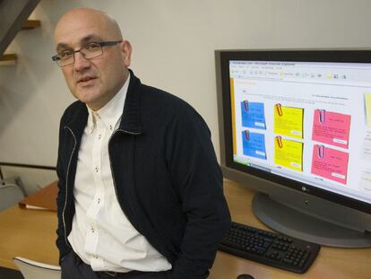 José Luis Polo, ante una pantalla con algunos de los anuncios puestos en su web.