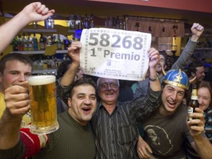 Vecinos de Sodeto celebran en el bar del pueblo su suerte.