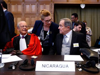 El embajador de Nicaragua, Carlos José Arguello Gómez, y el abogado Alain Pellet, sentados en la sala del Tribunal Internacional de Justicia con sede en La Haya, este lunes.