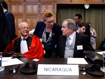 El embajador de Nicaragua, Carlos José Arguello Gómez, y el abogado Alain Pellet, sentados en la sala del Tribunal Internacional de Justicia con sede en La Haya, este lunes.