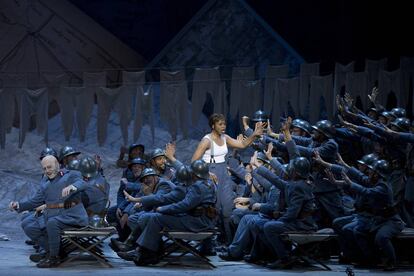 Una escena de la &oacute;pera &#039;La Fille du Regiment&#039;, de Donizetti, en el Teatro de la Maestranza de Sevilla.
