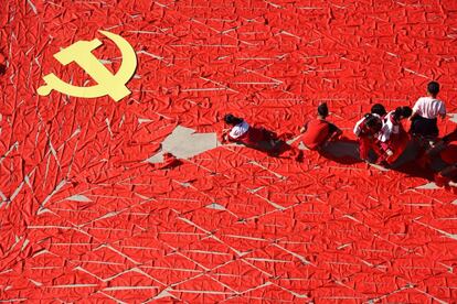 Un grupo de estudiantes usa pañuelos rojos para formar la bandera comunista con motivo de la celebración del 19º Congreso Nacional del Partido Comunista Chino, en una escuela de primaria de Linyi, en la provincia de Shandong (China).