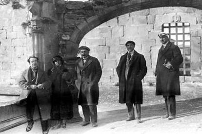 El científico alemán (en el medio) en Poblet. A la izquierda de la foto, Rafael Campalans y a la derecha, Bernat Lassaleta.