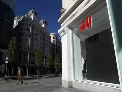 Una tienda de H&M en Madrid, cerrada durante el primer estado de alarma, en una imagen de abril de 2020.