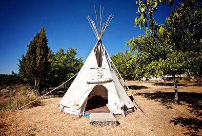 Four-and-a-half meters across and featuring pinewood flooring for added comfort, this Sioux-Lakota teepee is located in the Granada village of Huétor Santillán. The owners promise a unique experience gazing at the stars from your bed.