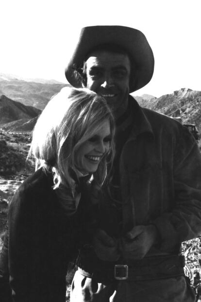 El desierto de Almería se convertiría en un escenario imprescindible del western cinematográfico. En la foto, Sean Connery y Brigitte Bardot durante el rodaje de Shalako.