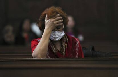 Una mujer reza este domingo en la catedral Metropolitana de la Ciudad de México