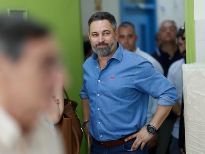 El líder de Vox, Santiago Abascal, ejerce su derecho al voto en el colegio Cristo Rey en Madrid, este domingo.