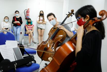 El violonchelista principal de la Orquesta Filarmónica de Viena, Tamás Varga, imparte una clase magistral en el hotel de Tenerife, antes de un concierto.