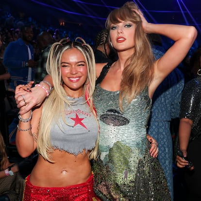 Karol G y Taylor Swift durante la gala de los  MTV Video Music Awards.