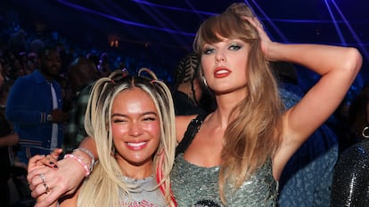 Karol G y Taylor Swift durante la gala de los MTV Video Music Awards.