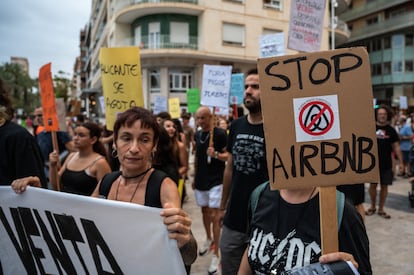Cartel contra la plataforma de pisos turísticos en Alicante, en 2024.