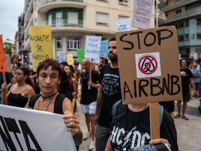 Cartel contra la plataforma de pisos turísticos en Alicante, en 2024.