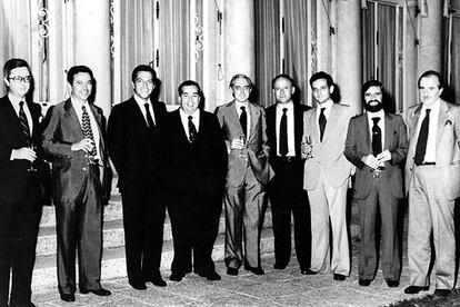 Brindis por el acuerdo del Estatuto de Gernika celebrado en el palacio de la Moncloa en 1979. De izquierda a derecha: Michel Unzueta, Alberto Oliart, Adolfo Suárez, Jesús Viana, José Pedro Pérez Llorca, Xabier Arzalluz, Rafael Arias Salgado, Marcos Vizcaya y Sebastián Martín Retortillo.