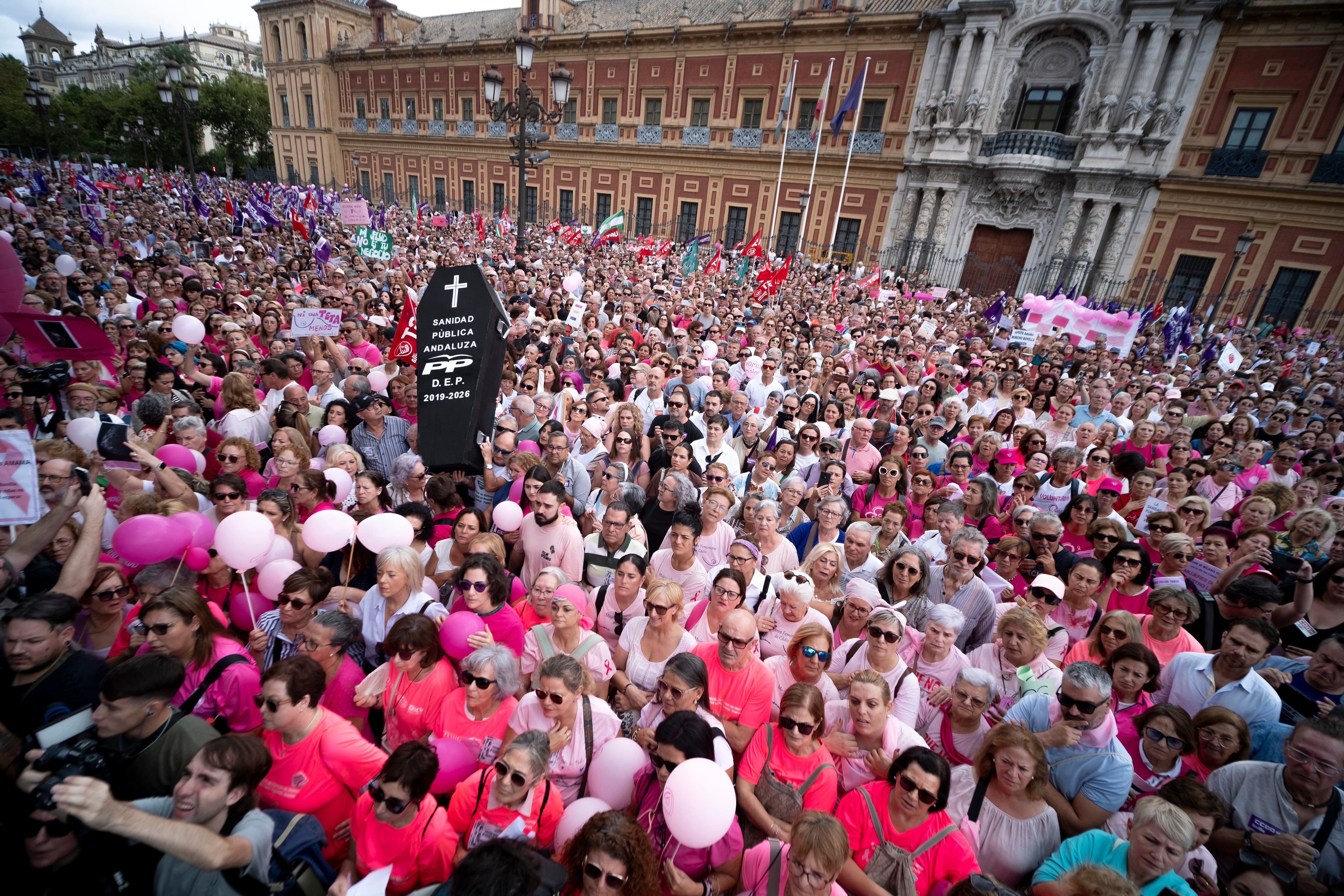 Manifestación por la crisis del cribado de cáncer de mama frente a la sede de la Junta, el pasado octubre en Sevilla.