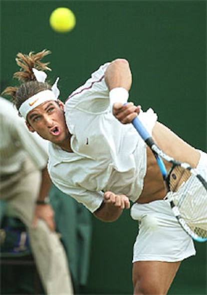 Feliciano López, en su partido ante Federer en Wimbledon 2003.