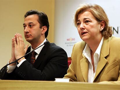 Alfonso Rodríguez Gómez de Celis e Inmaculada Muñoz, ayer en el Ayuntamiento de Sevilla.