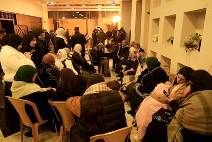 Familiares de presos palestinos, esperando en la noche del sábado la liberación de sus allegados en Ramala (Cisjordania).