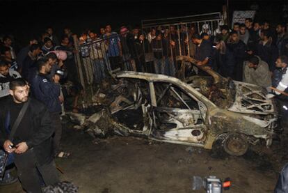 Miembros de las fuerzas de seguridad de Hamás inspeccionan el coche en el que han fallecido tres personas tras el ataque de la avición aérea israelí.