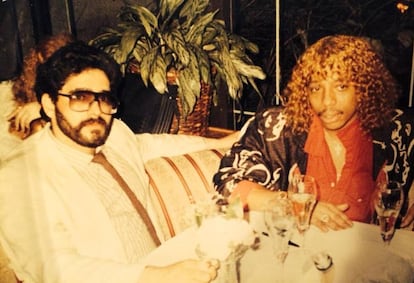 El traficante Nelson Aguilar con el m&uacute;sico Rick James en el Mutiny.