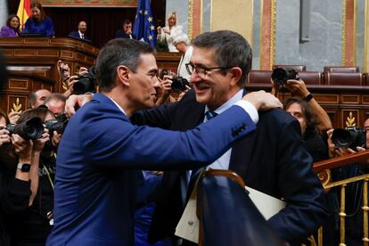 Pedro Sánchez, reelegido presidente del Gobierno por mayoría absoluta este jueves en el Congreso recibe la felicitación de Patxi López. 
