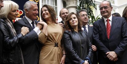 Teófila Martínez (alcaldesa de Cádiz), Javier Arenas (líder del PP andaluz), Carmen Crespo (delegada del Gobierno en Andalucía), Luis Rogelio Rodríguez (alcalde de Almería), la vicepresidenta Santamaría y los alcaldes de Sevilla (Juan Ignacio Zoido) y Málaga (Francisco de la Torre).