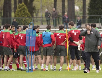 Los jugadores del Athletic en la sesión de entrenamiento, antes de partir rumbo a Lisboa.