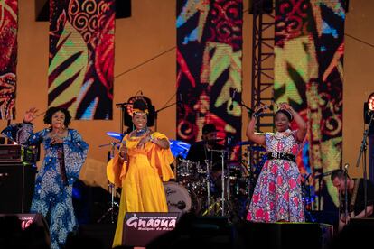 La agrupación musical Las Amazonas de África, durante su presentación en el Festival Gnaoua y Músicas del Mundo (Marruecos), en junio de 2023.