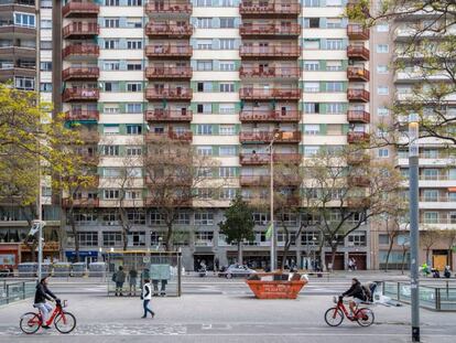 Bloque de viviendas de la calle Tarragona de Barcelona que se convertirán en pisos turísticos.