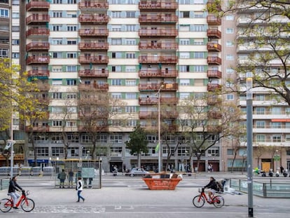 Bloque de viviendas de la calle Tarragona de Barcelona que se convertirán en pisos turísticos