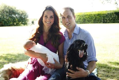 La foto de familia. Un mes después de convertirse en padres por primera vez, los duques de Cambridge difundieron la foto de familia oficial, realizada en los jardines de la casa familiar de los Middleton en Bucklebury (Berkshire). la imagen la tomó el padre de Kate.