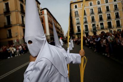 Un penitente participa en la procesión de La Borriquita por el centro de Madrid el Domingo de Ramos, el 24 de marzo.