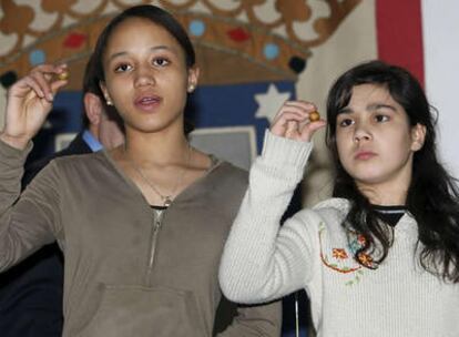 Rosmery (i), de origen dominicano, y Tamara durante el ensayo que realizaron ayer los niños del colegio de San Ildefonso