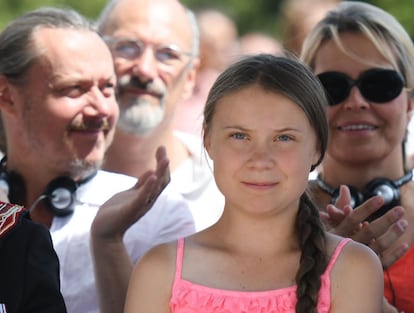 Svante Thunberg y Malena Ernman tras la activista Greta Thunberg en la entrega del Premio Libertad en Caen (Normandía, Francia) el 21 de julio de 2019.