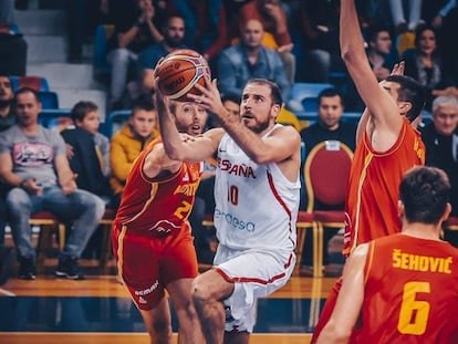 Quino Colom, rodeado de jugadores de Montenegro.