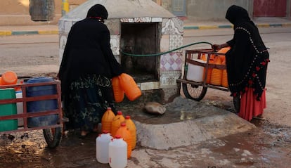Imagen de archivo de mujeres marroqu&iacute;es recogen agua en bidones en Zagora, Marruecos. 