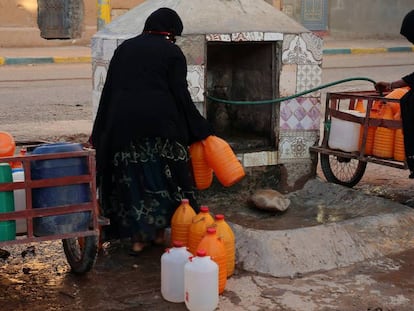 Imagen de archivo de mujeres marroqu&iacute;es recogen agua en bidones en Zagora, Marruecos. 