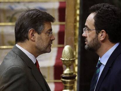 El ministro de Justicia, Rafael Catal&aacute;, y el portavoz del PSOE en el Congreso, Antonio Hernando, en una imagen de archivo.