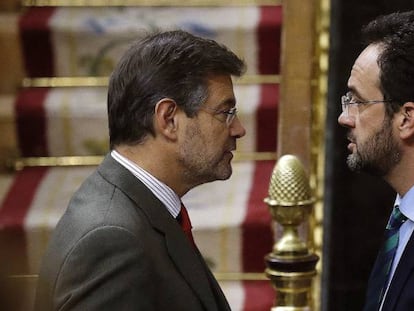 El ministro de Justicia, Rafael Catalá, y el portavoz del PSOE en el Congreso, Antonio Hernando, en una imagen de archivo.