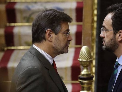 El ministro de Justicia, Rafael Catal&aacute;, y el portavoz del PSOE en el Congreso, Antonio Hernando, en una imagen de archivo.