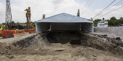 Las obras junto al socavón por donde cayó el coche.