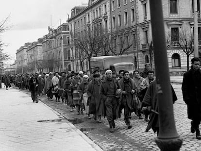 Decenas de prisioneros republicanos son conducidos a un campo de concentración en Madrid en marzo de 1939.