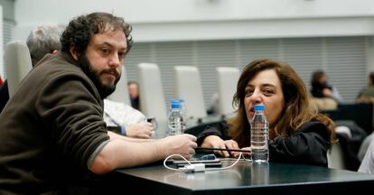 Los ediles Guillermo Zapata y Celia Mayer en el pleno de Madrid.