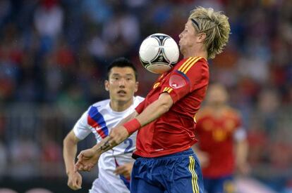 Fernando Torres controla el bal&oacute;n.