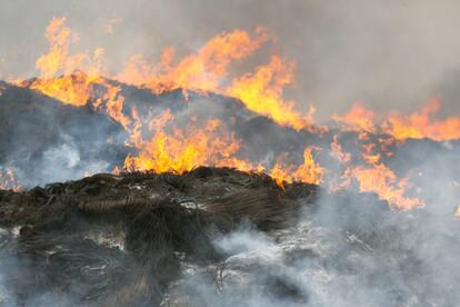 Restos de los neumáticos aún ardiendo, el 14 de mayo.