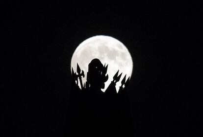 Cada 28 días hay una noche en la que la Luna está particularmente alejada de la Tierra (a unos 405.851 kilómetros), lo que se conoce como apogeo. Por el contrario, cuando está en el punto más cercano (a unos 358.253 kilómetros) se denomina perigeo. En la imagen, la luna vista a través de una estatua en Lisboa.